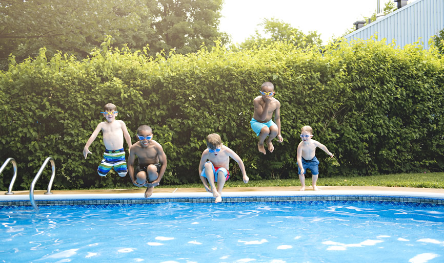 enfants plongeant dans une piscine